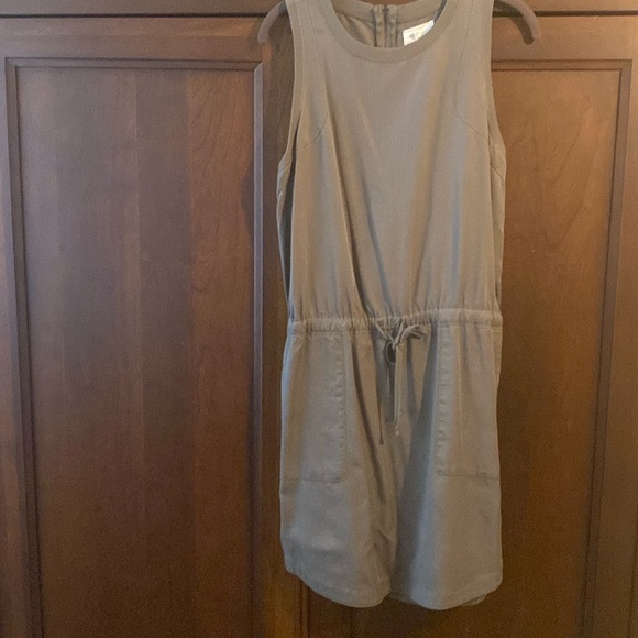 Women’s olive green sleeveless dress, zipper in back, new - Picture 1 of 3